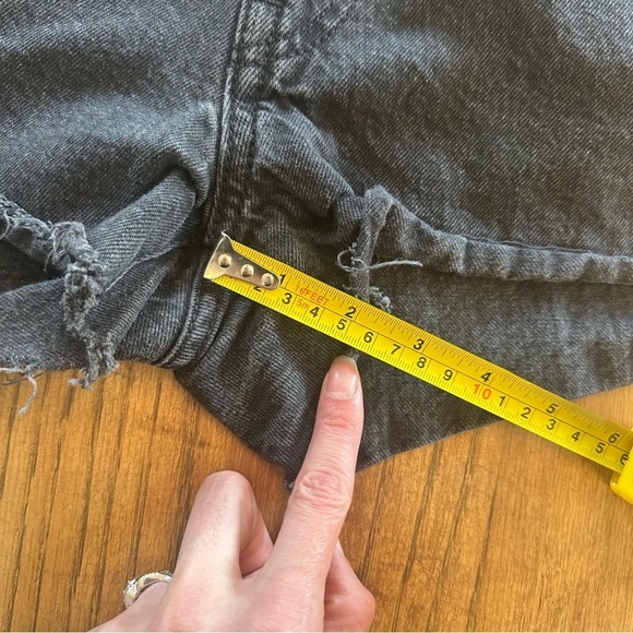 Levi 501 Jean Cut Off Shorts Raw Hem Button Fly Black Denim Size 30 Women’s - Picture 5 of 12